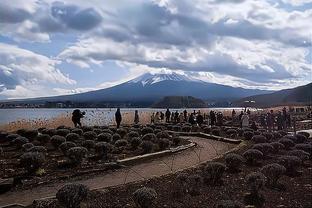 泰国球迷朝中国球迷看台扔水杯，陈永：泰国“玩”起了泼水节？